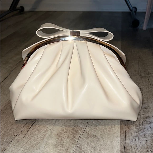 NEW Jewel Badgley Mischka Elegant faux leather Cream Bag with Bow - Picture 1 of 9